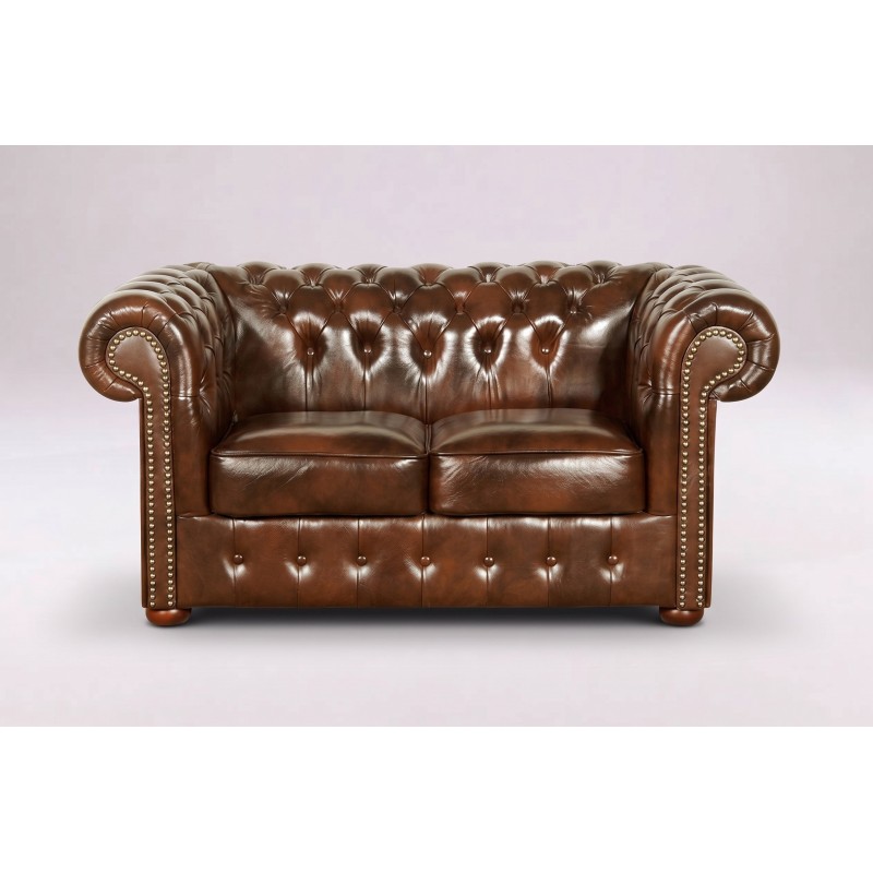 Dwuosobowa kanapa chesterfield Noble w brązowej skórze z połyskiem Dwuosobowa kanapa chesterfield Noble w brązowej skórze z połyskiem