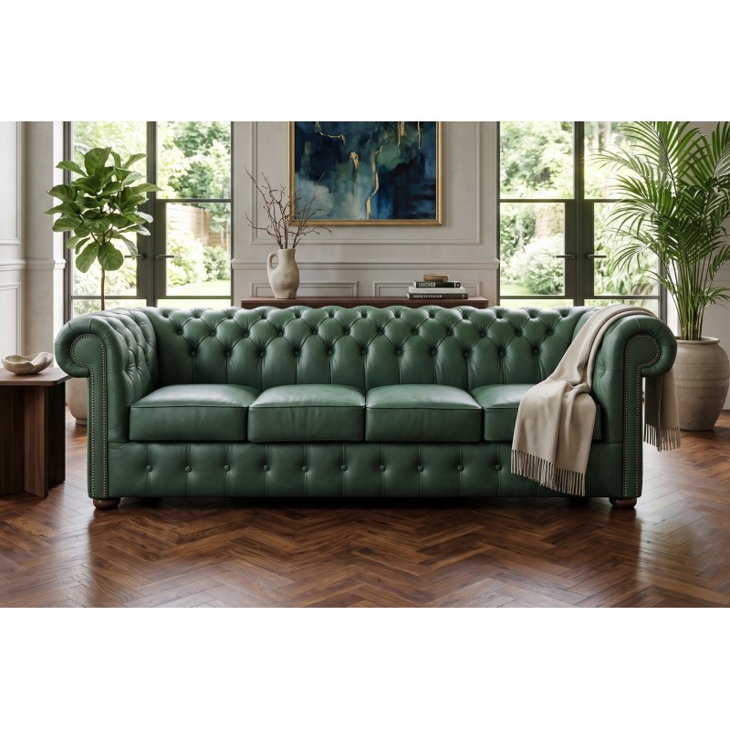 Duża sofa chesterfield Noble 245 cm w zielonej skórze w jasnym salonie Duża sofa chesterfield Noble 245 cm w zielonej skórze w jasnym salonie