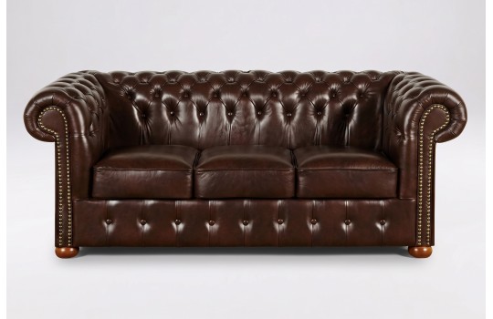 Sofa chesterfield Noble w ciemnobrązowej skórze z połyskiem Sofa chesterfield Noble w ciemnobrązowej skórze z połyskiem