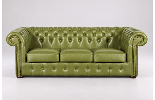 Trzyosobowa sofa Noble z tej samej kolekcji w oliwkowej skórze Trzyosobowa sofa Noble z tej samej kolekcji w oliwkowej skórze