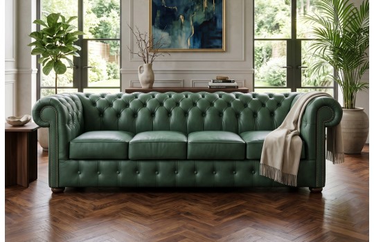 Czteroosobowa sofa Noble w butelkowej zieleni w salonie z parkietem w jodełkę Czteroosobowa sofa Noble w butelkowej zieleni w salonie z parkietem w jodełkę