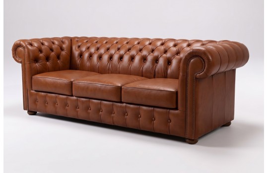 Sofa chesterfield Noble w koniakowej skórze, widok z boku Sofa chesterfield Noble w koniakowej skórze, widok z boku