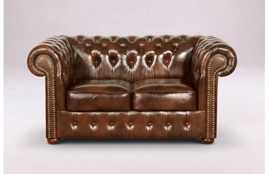 Kanapa chesterfield Noble w brązowej skórze z połyskiem, widok od frontu Kanapa chesterfield Noble w brązowej skórze z połyskiem, widok od frontu