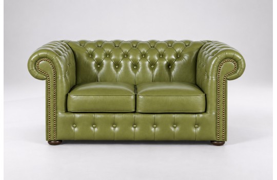 Dwuosobowa kanapa chesterfield Noble w oliwkowej skórze Dwuosobowa kanapa chesterfield Noble w oliwkowej skórze