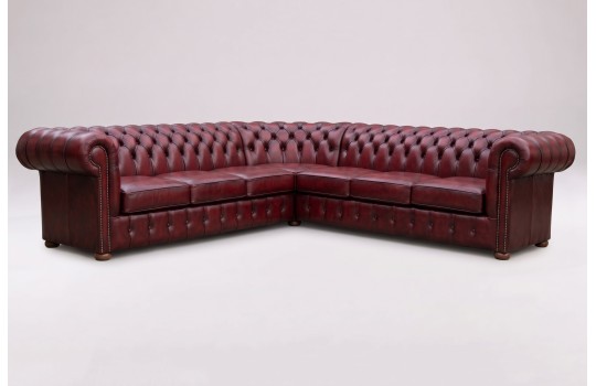 Duży narożnik chesterfield Noble w bordowej skórze z tej samej kolekcji Duży narożnik chesterfield Noble w bordowej skórze z tej samej kolekcji