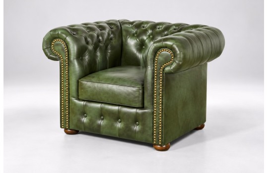 Fotel chesterfield Noble XL w zielonej skórze, ujęcie z boku Fotel chesterfield Noble XL w zielonej skórze, ujęcie z boku