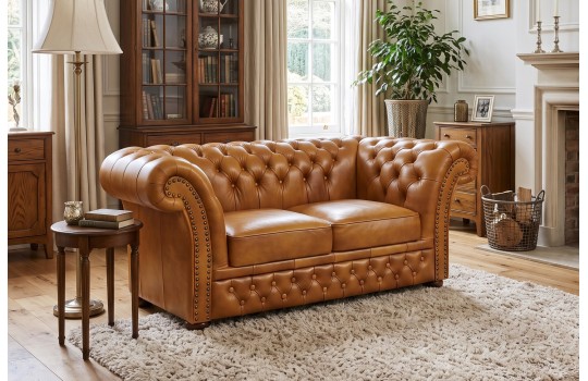 Dwuosobowa sofa Chesterfield Wonder – brązowa skóra, pikowane boki w klasycznym salonie