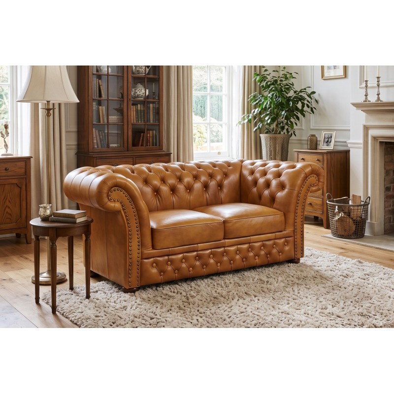 Dwuosobowa sofa Chesterfield Wonder – brązowa skóra, pikowane boki w klasycznym salonie