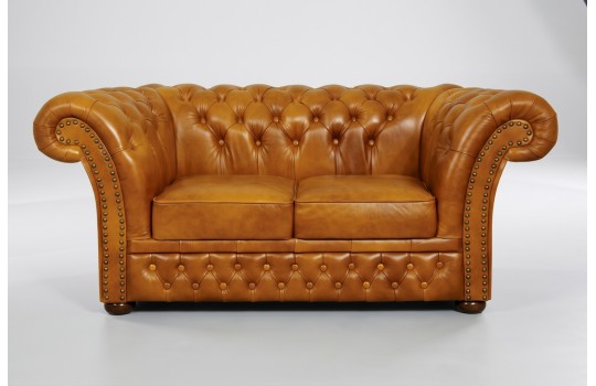 Sofa Chesterfield Wonder w miodowej skórze – dwa siedziska i pikowane oparcie z guzikami