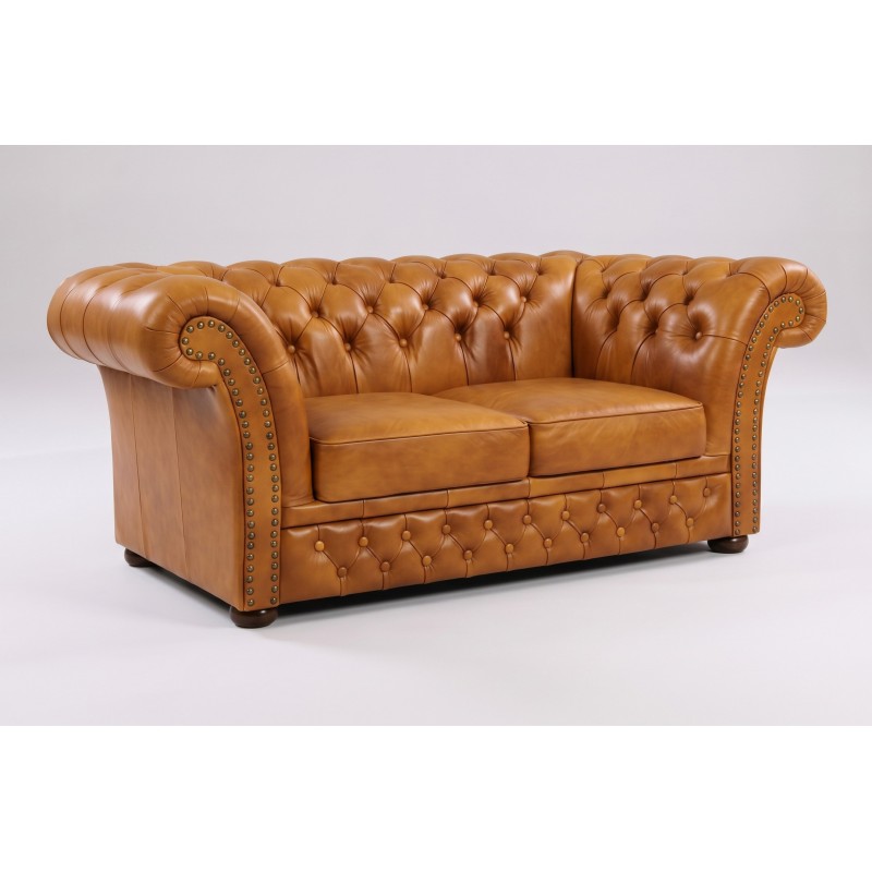 Skórzana sofa Chesterfield Wonder – trzy siedziska w koniakowej skórze z ćwiekami