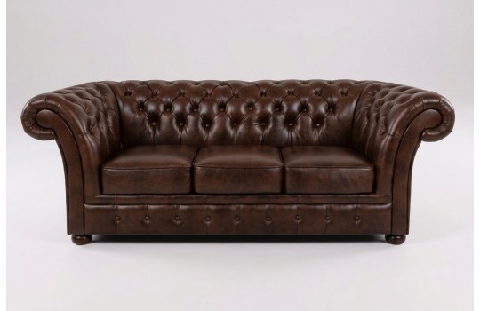 Sofa Chesterfield Wonder w ciemnym brązie – trzy siedziska i głęboko pikowane oparcie