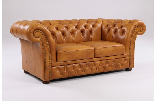 Pikowana sofa Chesterfield Wonder – dwa siedziska, jasnobrązowa skóra i ćwieki przy wałkach Pikowana sofa Chesterfield Wonder – dwa siedziska, jasnobrązowa skóra i ćwieki przy wałkach