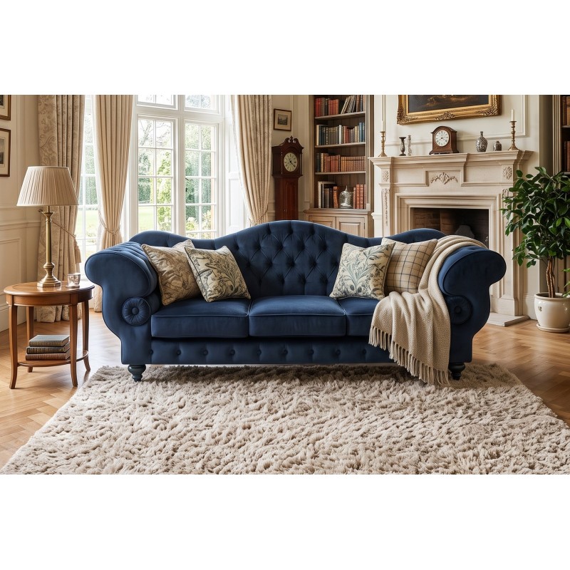 Trzyosobowa sofa glamour Elizabeth 200 cm z tej samej kolekcji w granatowym obiciu przy kominku Trzyosobowa sofa glamour Elizabeth 200 cm z tej samej kolekcji w granatowym obiciu przy kominku