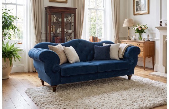Dwuosobowa sofa glamour Elizabeth 180 cm w granatowym obiciu w salonie z witryną i kominkiem