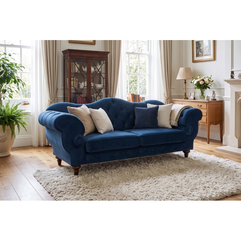 Dwuosobowa sofa glamour Elizabeth 180 cm w granatowym obiciu w salonie z witryną i kominkiem Dwuosobowa sofa glamour Elizabeth 180 cm w granatowym obiciu w salonie z witryną i kominkiem