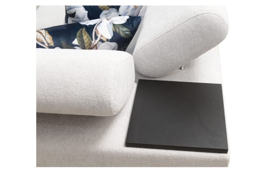 kanapa z czarną drewnianą półką 