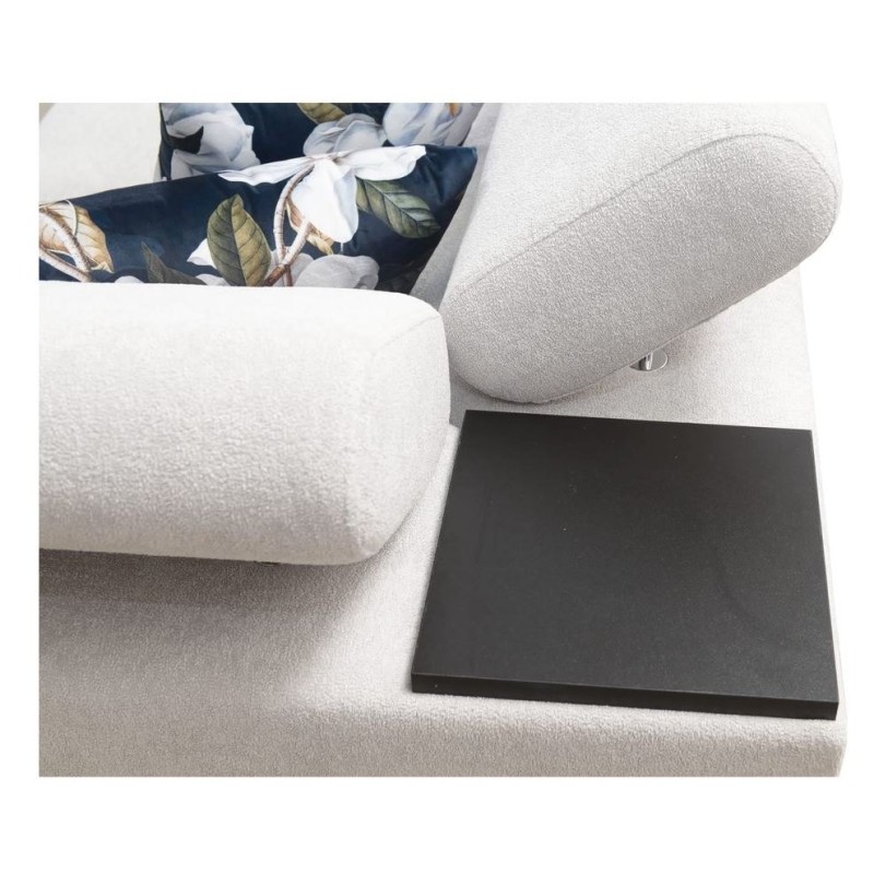 kanapa z czarną drewnianą półką 