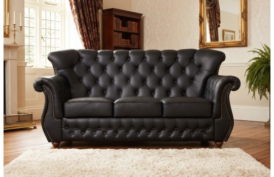 Czarna skórzana sofa chesterfield James 190 cm w klasycznym salonie z lustrem w złotej ramie