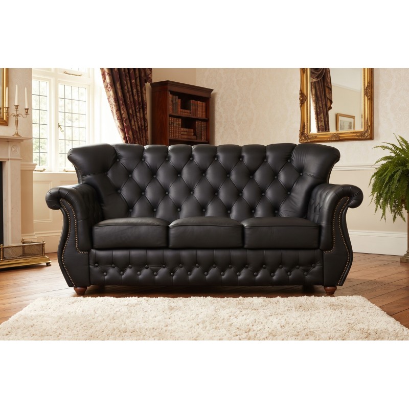 Czarna skórzana sofa chesterfield James 190 cm w klasycznym salonie z lustrem w złotej ramie