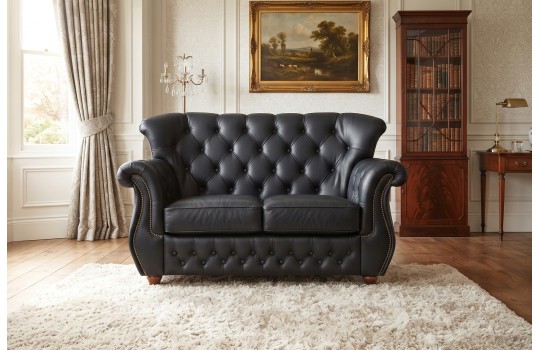Czarna sofa chesterfield 150 cm James z dwoma siedziskami i wysokim pikowanym oparciem Czarna sofa chesterfield 150 cm James z dwoma siedziskami i wysokim pikowanym oparciem