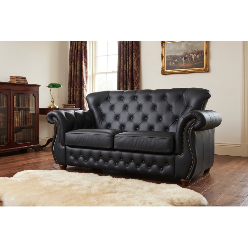 Sofa chesterfield 150 cm James w czarnej skórze w salonie z biblioteczką i obrazem Sofa chesterfield 150 cm James w czarnej skórze w salonie z biblioteczką i obrazem