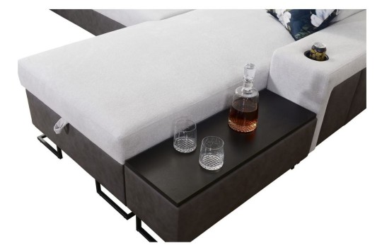 sofa z czarnymi dodatkami 