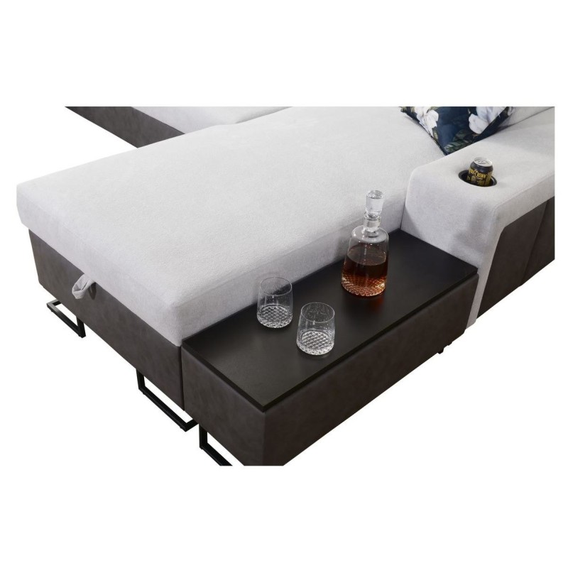 sofa z czarnymi dodatkami 