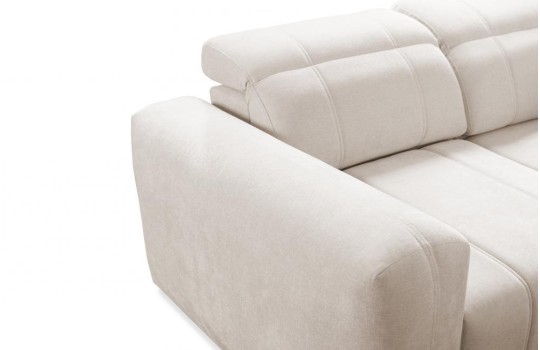 sofa w jasnej tkaninie 