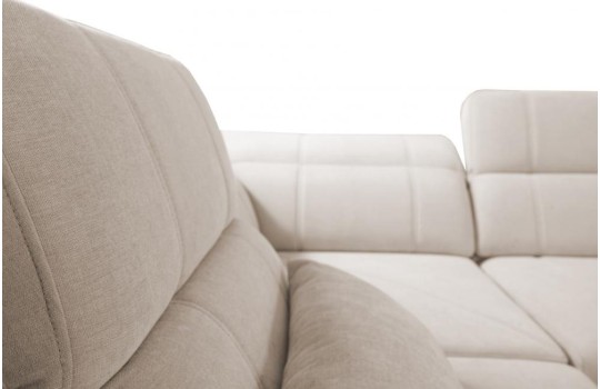 sofa w jasnej tkaninie 