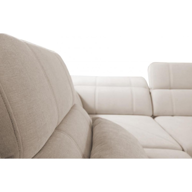 sofa w jasnej tkaninie 