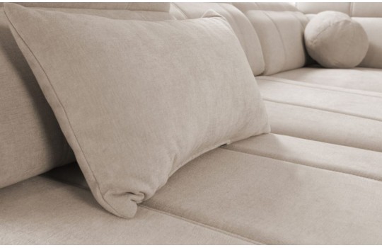 sofa z elementami dekoracyjnymi