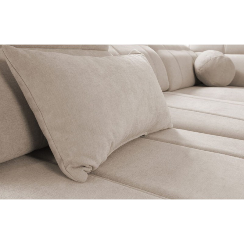 sofa z elementami dekoracyjnymi