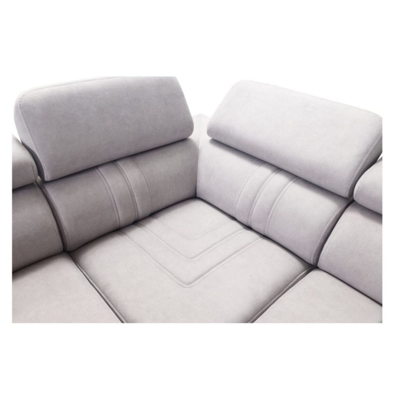 sofa w szarej tkaninie 