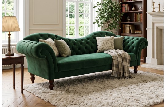 Zielona sofa chesterfield Isla 230 cm z falistym oparciem i kocem w kratę w salonie z kominkiem