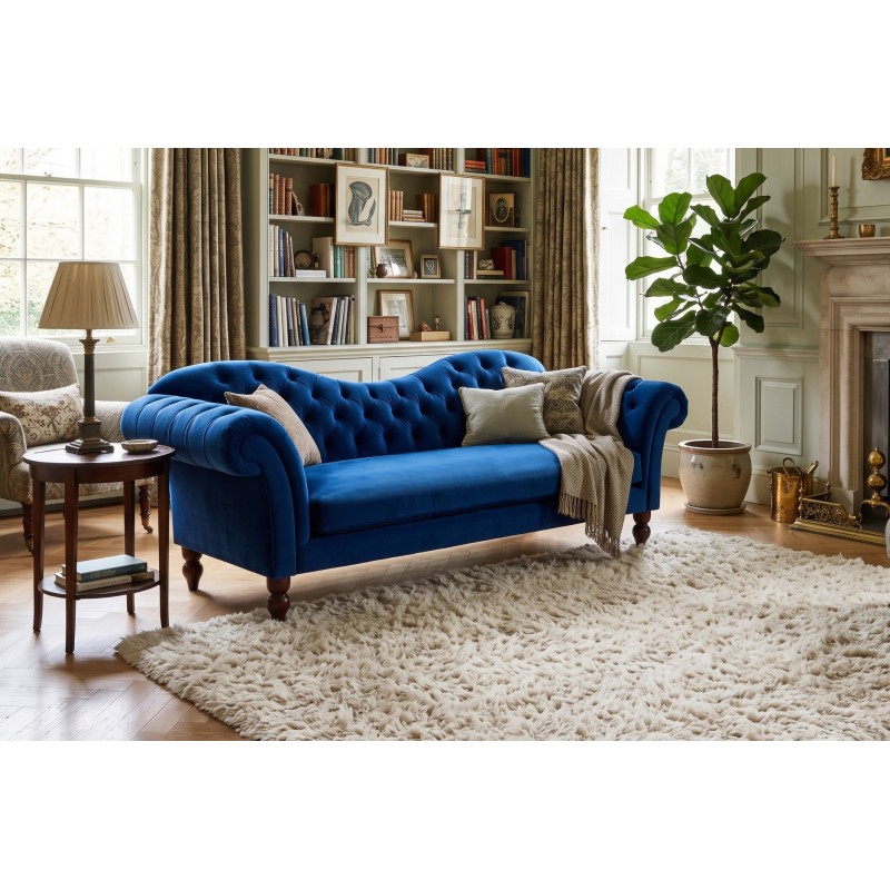 Sofa chesterfield z falistym oparciem Isla 230 cm w kobaltowym welurze w salonie z regałem na książki