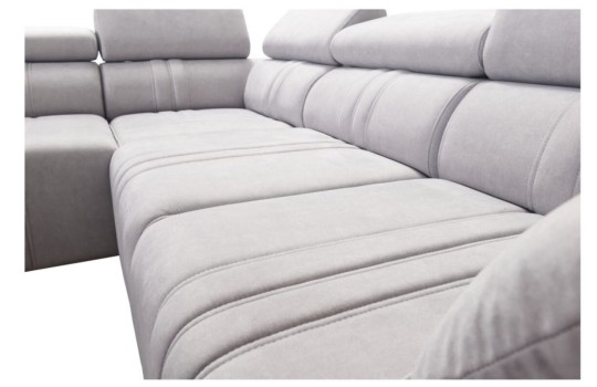 kanapa ze stylowymi przeszyciami 