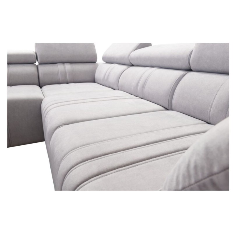 kanapa ze stylowymi przeszyciami 