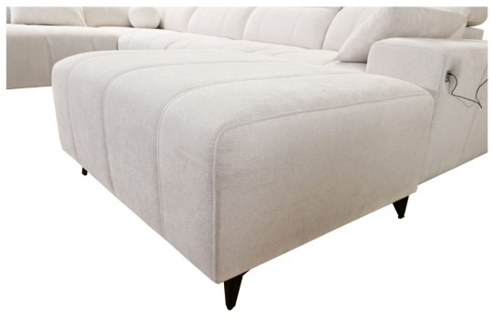 kanapa na czarnych nóżkach 