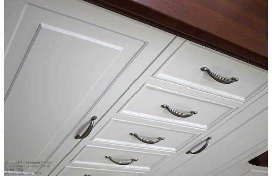 Klasyczne uchwyty w komodzie Marianna