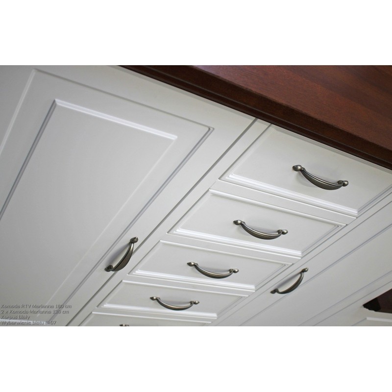 Klasyczne uchwyty w komodzie Marianna