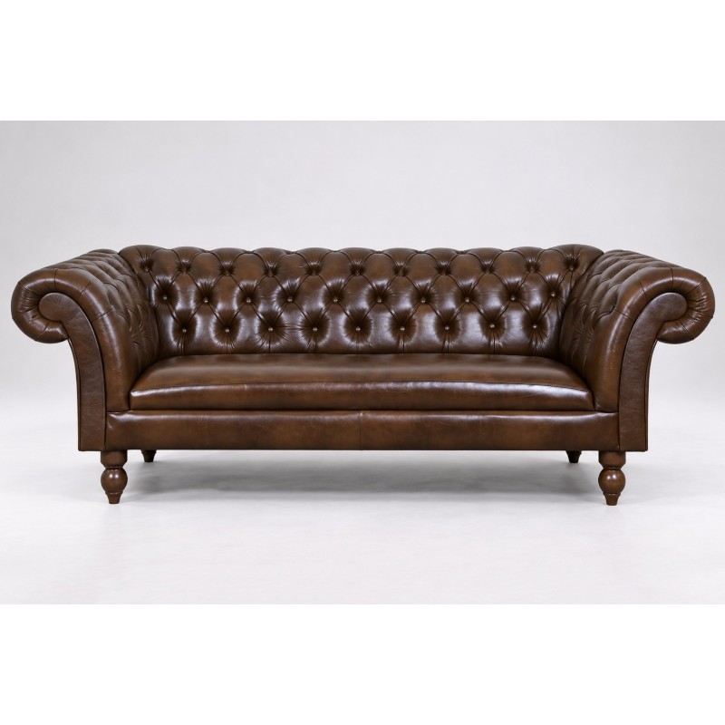 Brązowa kanapa chesterfield Meghan 210 cm w skórze, widok z przodu na pikowane oparcie i długie siedzisko Brązowa kanapa chesterfield Meghan 210 cm w skórze, widok z przodu na pikowane oparcie i długie siedzisko