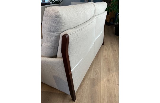 kanapa z drewnianymi elementami 