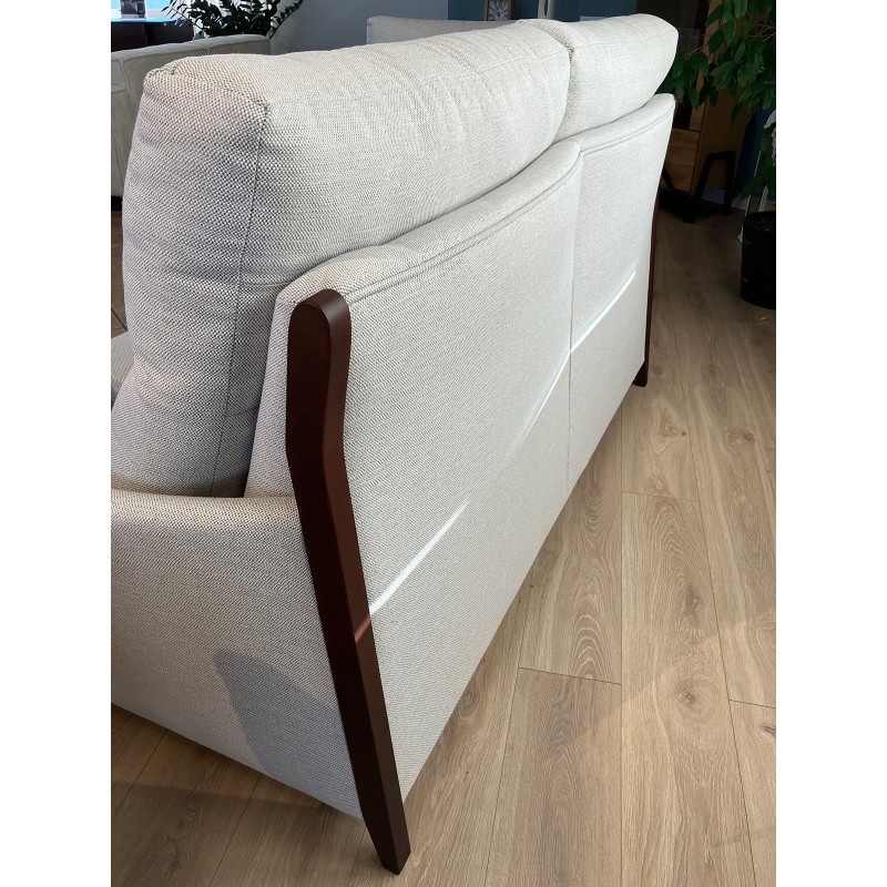 kanapa z drewnianymi elementami 