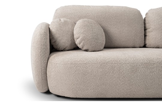 sofa w kremowym materiale 