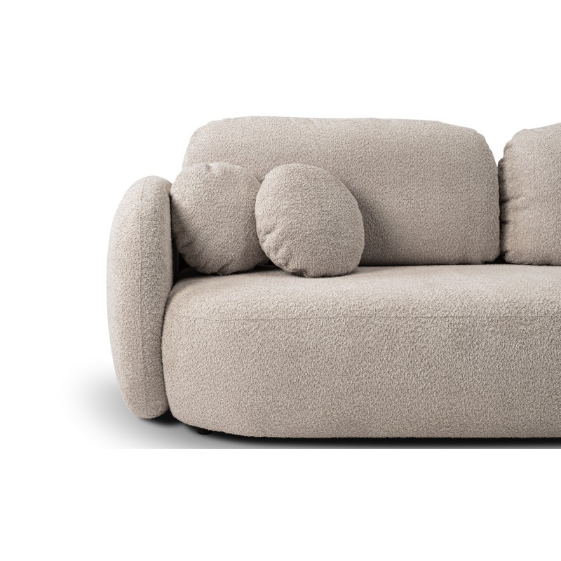 sofa w kremowym materiale 