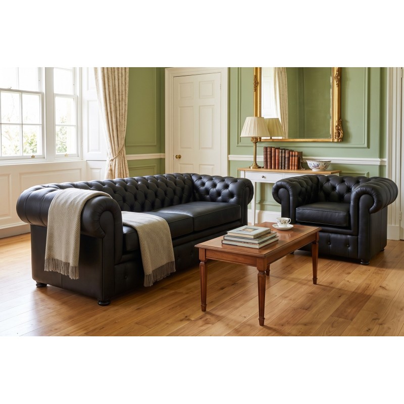 Chesterfield sofa w czarnej skórze – komplet z fotelem w klasycznym, jasnym salonie Chesterfield sofa w czarnej skórze – komplet z fotelem w klasycznym, jasnym salonie