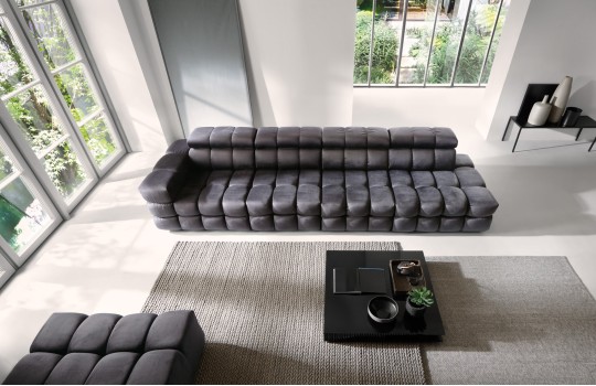 sofa w ciemnym kolorze 