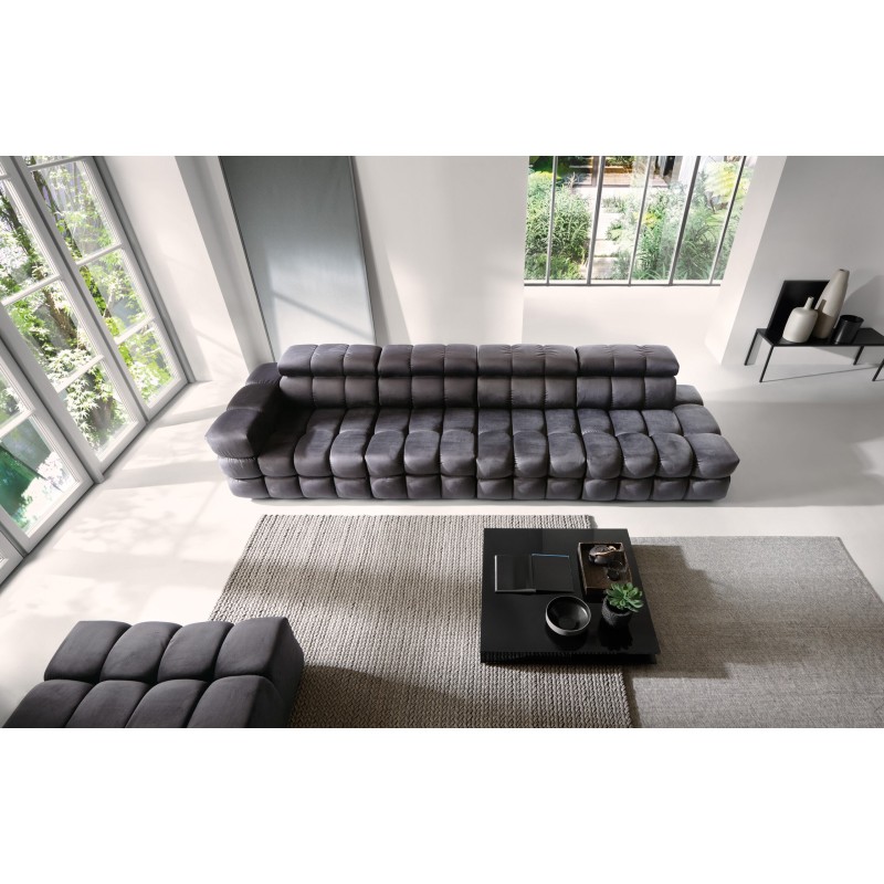 sofa w ciemnym kolorze 