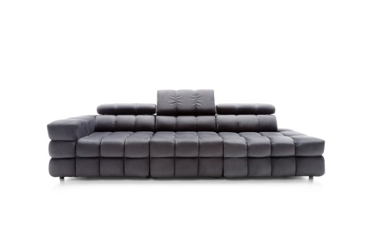 sofa z modnymi przeszyciami 