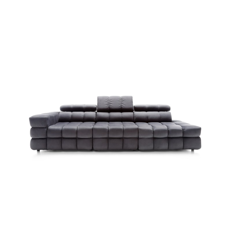 sofa z modnymi przeszyciami 